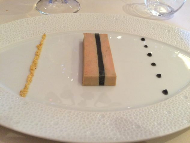 Foie gras frais de canard à l’artichaut, crumble et gel au piment de Jamaïque