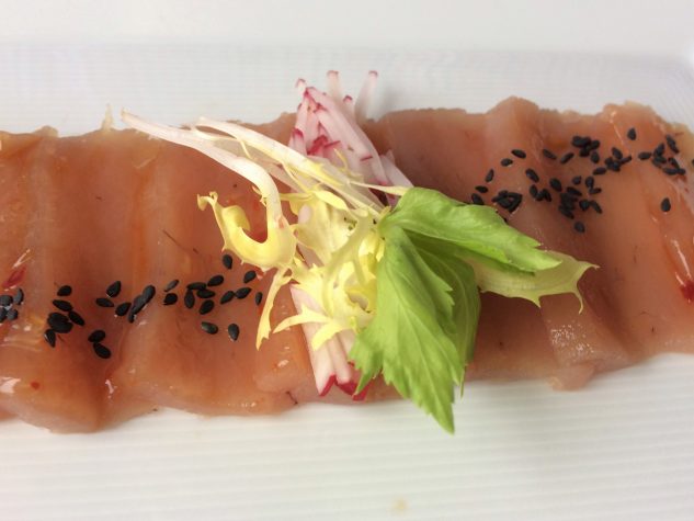 Sashimi vom weißen und Big-Eye-Thunfisch mit Wasabi, Ingwer und knackigem Asiasalat