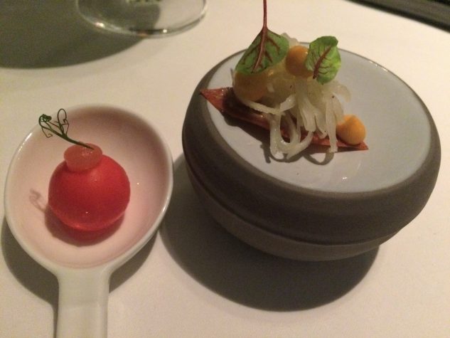 Amuse Bouche: Tomatenexplosion & Chorizo, Weißkohl, Walnuss