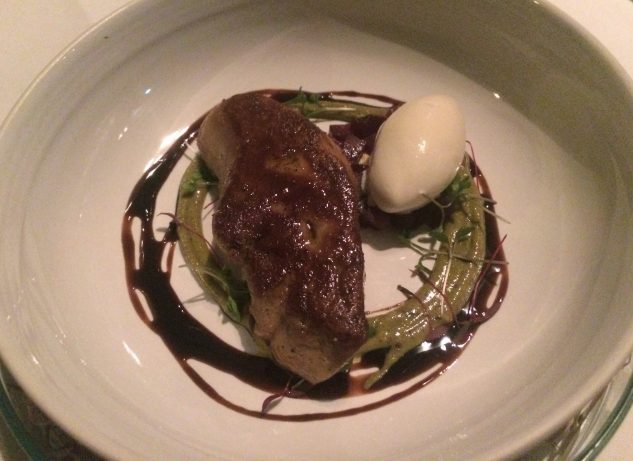 Gebratene Foie Gras, Heu, Balsamico, gedünstete Birne