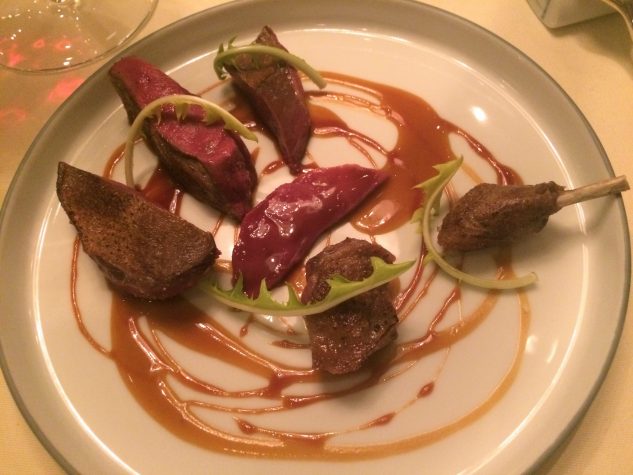 étouffée taube | wacholderrauch | karamellisierter kürbissaft
