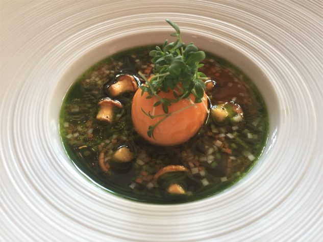 Amuse Bouche: Buttriges Eigelb, Pfifferlinge, Räucherfischessenz