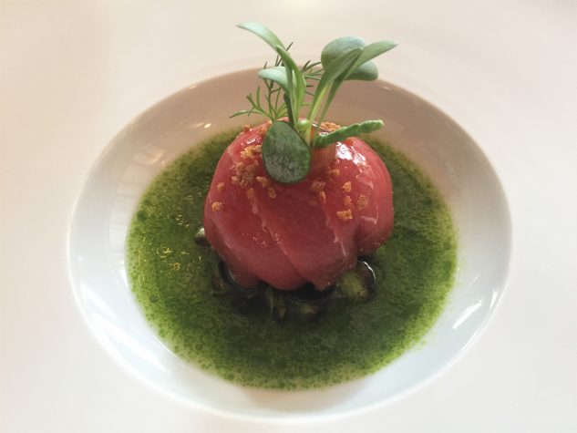 Balfego Thunfisch, Kombualge, geröstete Edamame und grüne Gazpacho