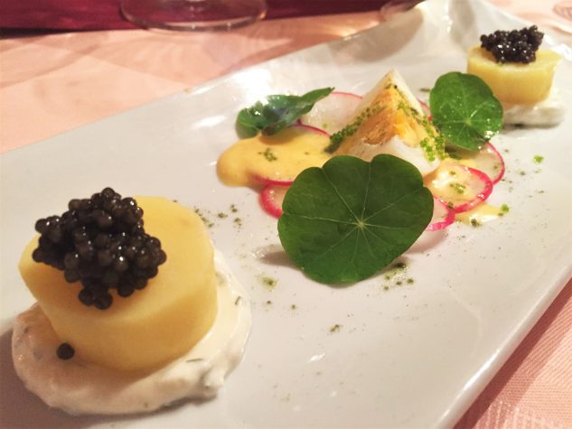 Neue Pellkartoffel, Crème fraîche, zweierlei Kaviar