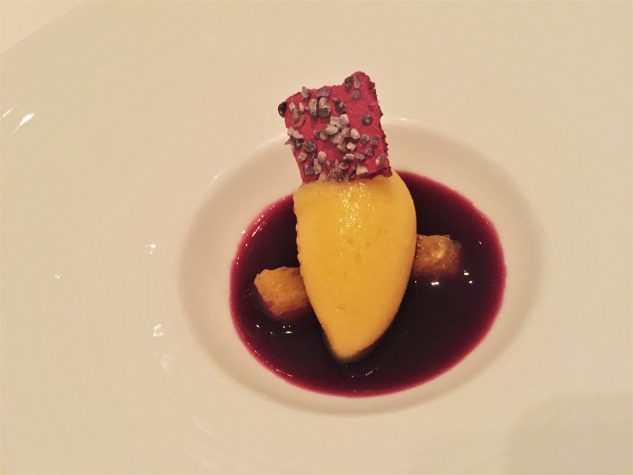 Pré-Dessert: Orangensorbet auf Gelee von schwarzen Johannisbeeren