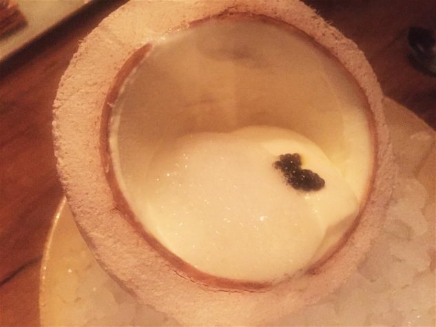 Kokosnuss mit Black Pearl Kaviar und Schaum von weißer Schokolade