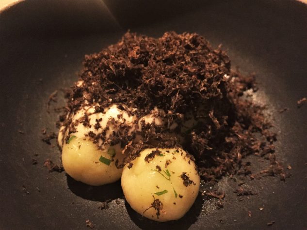 Kleine "Kartoffeln" mit schwarzem Trüffel | Sabayon von Gewürznelken | Robiola | Barbeito