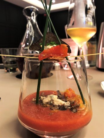 Gazpacho von Coeur de Boeuf-Tomate mit Sommertrüffel, Frischkäse, Vinaigrette von rotem Curry und Schnittlauch
