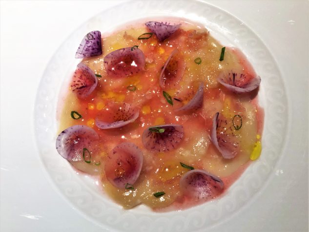 Crudo: Jakobsmuschel, gesalzenes Pflaumen- und Tomatenwasser, fermentierte Anchovis, Meerrettich & lila Rettich