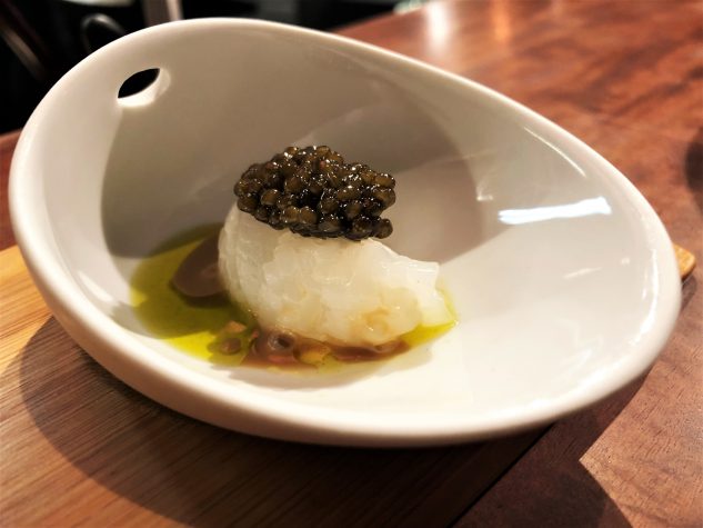 Tintenfisch-Tatar, Shiso-Öl und Kaviar