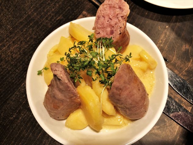 Bratwurst vom Buten Bentheimer Schwein mit Kartoffelsalat und Kresse