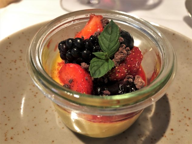 Pré-Dessert: Passionsfruchtcreme & frische Beeren
