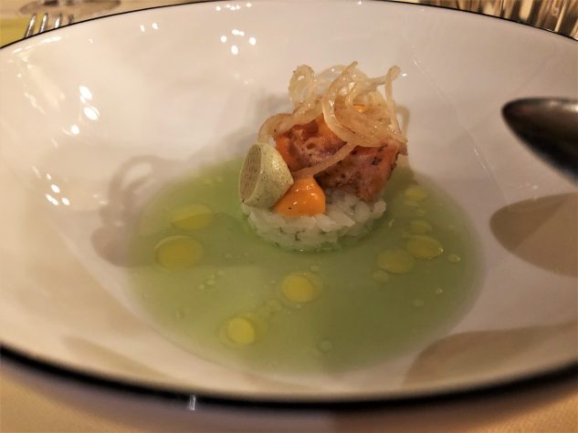 Amuse Bouche: Lachs-Sashimi auf Sushi-Reis