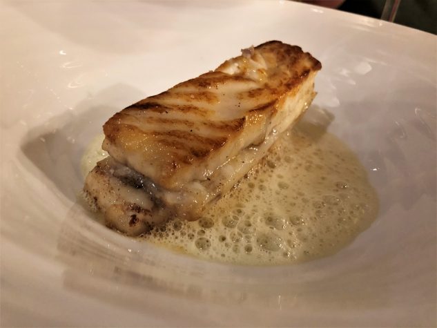 Steinbutt-Filet in brauner Butter mit Süßholz an der Gräte gebraten auf Herzmuschel-Sud