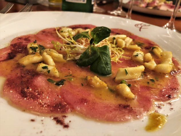 Carparccio vom Kalb mit Calamaretti, in Curry geröstet
