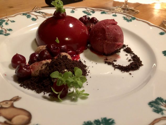 Variation von Schwarzwälder Kirsch mit dunkler Schokolade und Sauerkirschsorbet