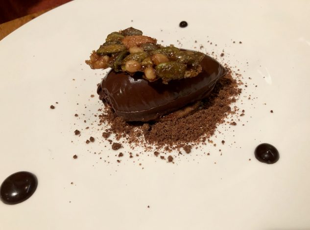 Dunkle Schokoladenganache / Nüsse / Haselnuss- und Kakaosand
