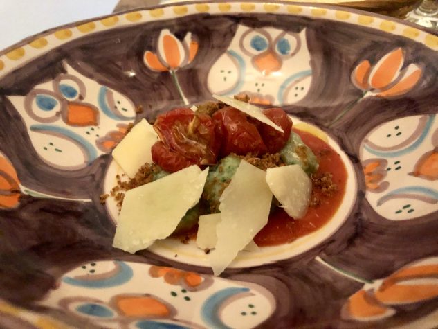 Toskanische Gnudi / Tomaten Confit / Brioche Crumble / Parmigiano