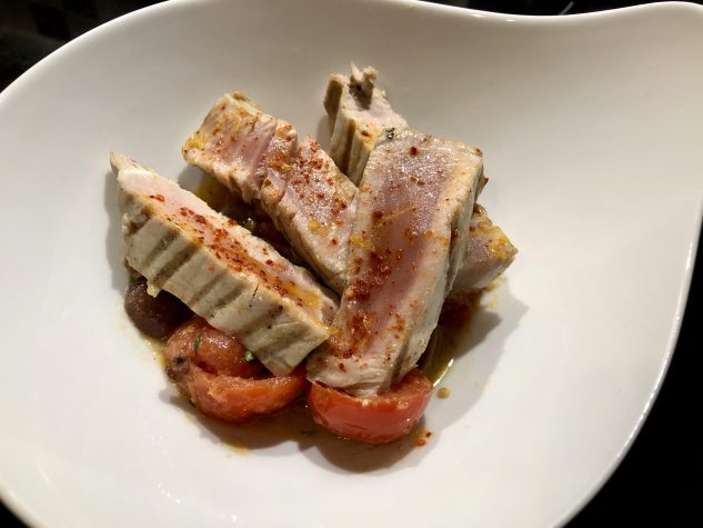 Thunfisch - medium gegrillt - mit geschmolzenen Tomaten und Kalamata Oliven