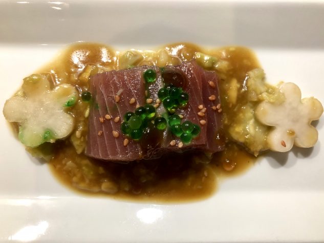 Sashimi vom Thunfisch mit pikanter Tigersauce und aromatisiertem Sesam