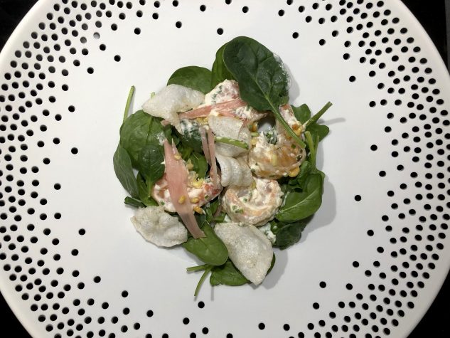 Scampi-Salat mit Knoblauchmayo, Babyspinat, Kartoffelcrunch, Ebichips und gepickelten Schalotten