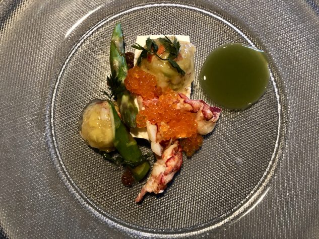 Hummer mit Sauerampfer, Crème Fraîche-Mousse und Saiblingskaviar