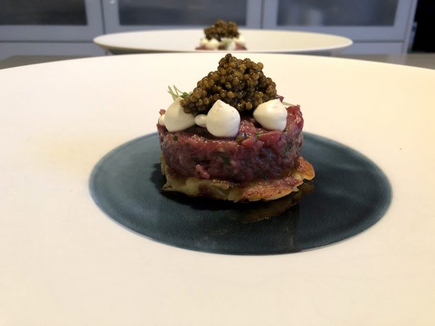 Rindertatar / Rösti / Crème fraîche / Kaviar