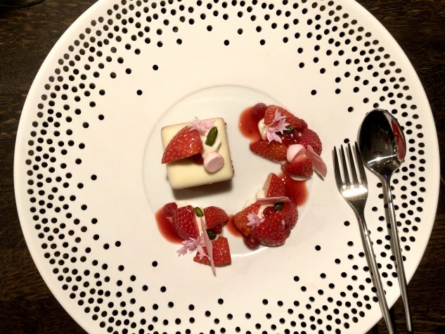 Dessert aus Erdbeere, Mascarpone & Pistazien
