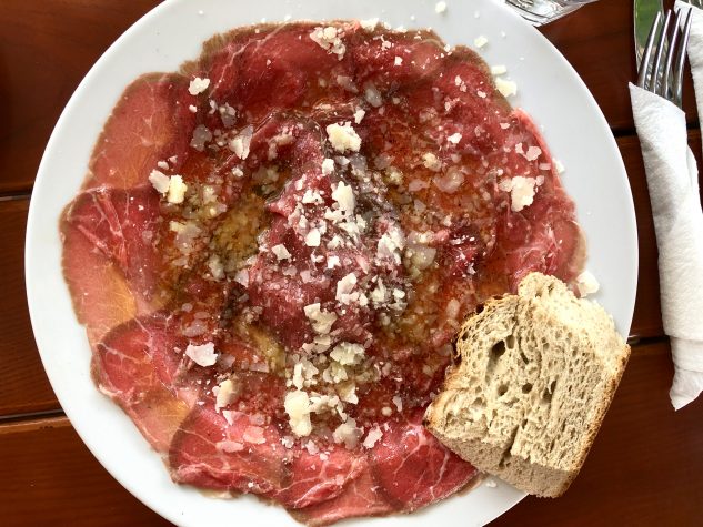 Carpaccio vom Rind mit gehobeltem Parmesan und spanischem Olivenöl