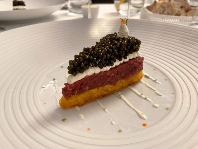 Kleine Torte vom Rindertatar mit N 25 Caviar-Selection Sonnora auf Kartoffelrösti