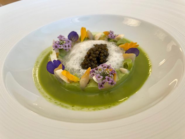 Grüne Bohnen-Salat, Herzmuscheln, Emulsion von frischen Mandeln, Paste von unbehandelten Zitronen, Royal Daurenki Kaviar