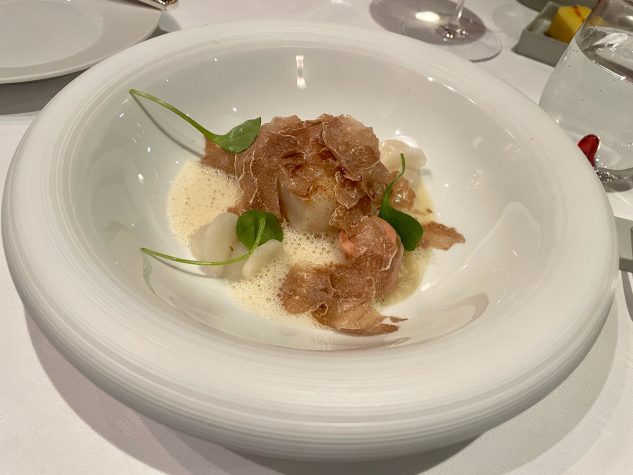 Coquille Saint-Jacques mit Entenleber | Topinambur-Strukturen | Sud von Katsuobushi mit Vin Jaune | Weisser 'Alba' Trüffel