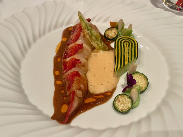 Blauer Hummer in Butter pochiert und auf Binchotan gegrillt | Courgette | Edamame | Jus & Hollandaise von Krustentier mit Miso