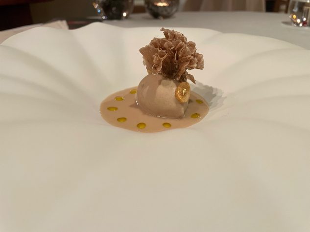 Eiscreme von weissem `Alba´ Trüffel & Denmiso | Sauce aus Piemontesischer Haselnuss
