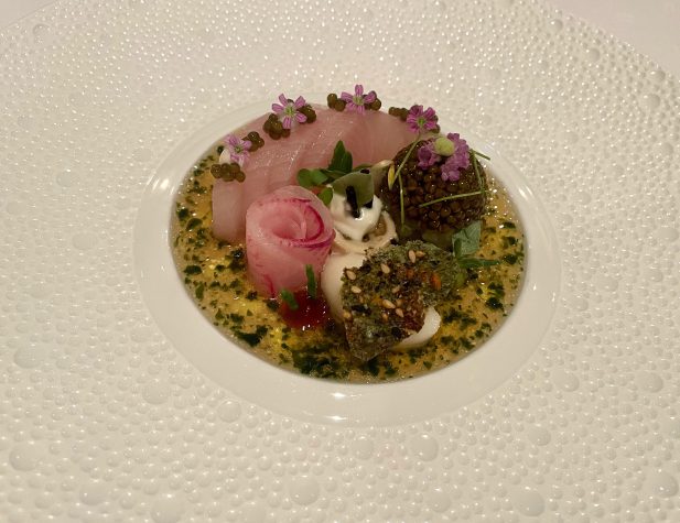 Japanische Buri [Sashimi] mit jodigen Meeresaromen |Vinaigrette von Dashi & Ingwer mit Algen | Imperial Caviar