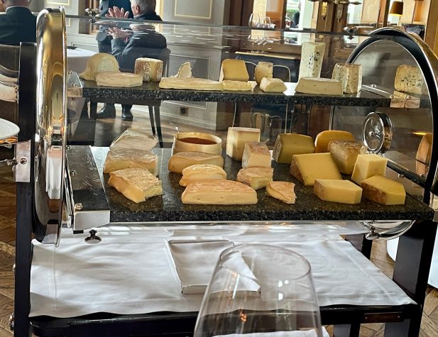 Käsewagen mit Käse vom Maître Antony