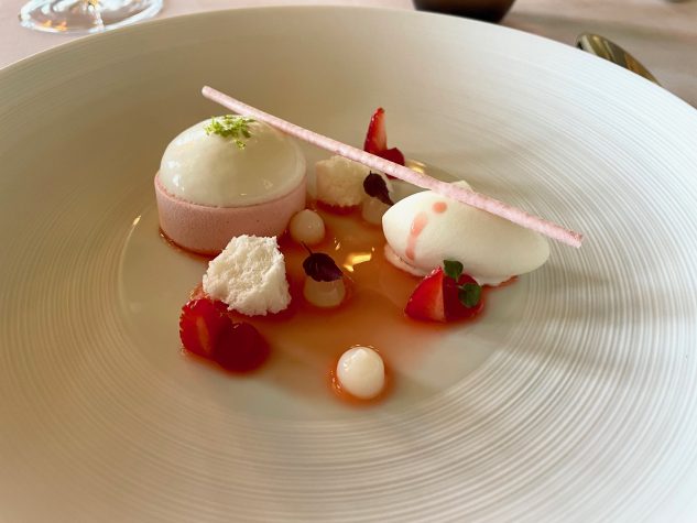 Gariguette-Erdbeeren, Joghurt, Limette und Meringue