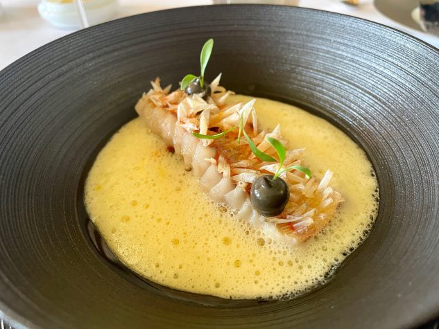 Rotbarbenfilet, knusprige Schuppen, Safran und fermentierter Knoblauch