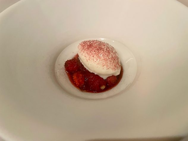 Walderdbeere und Crème Crue