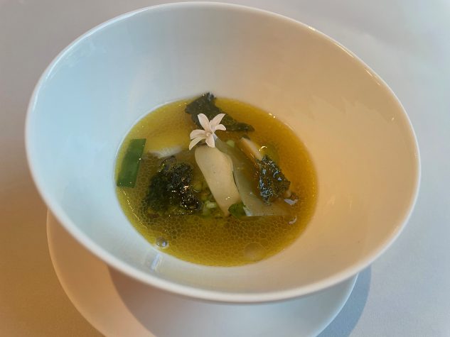 Baskische Tränenerbse mit Abalone und Bouillon