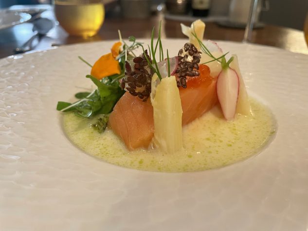 Mild geräucherter Faröer Lachs von Stefan Sion, Spargel vom Hof Gut Kuhlendahl, Zitrusbuttermilch mit Schnittlauchöl, Salatspitzen & Leinsamenkräcker