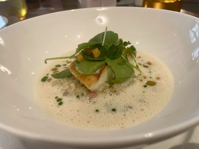 Rotbarsch aus Island auf der Haut gebraten, cremige Kalbskopfgraupen, Merrettich Beurre Blanc & junge Brunnenkresse