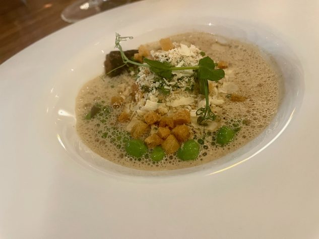 Kuhlendahler Landei, Ragout von grünem Spargel, Gartenerbsen & Morcheln, Belper Knolle & Morchelemulsion