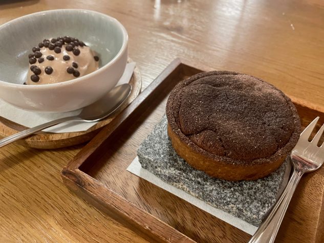 Schokoladentarte mit hausgemachtem Cult Cafe Eis