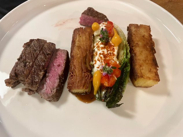 ...mit knuspriger Erdäpfelschnitte und sommerlichen Salatherzen
