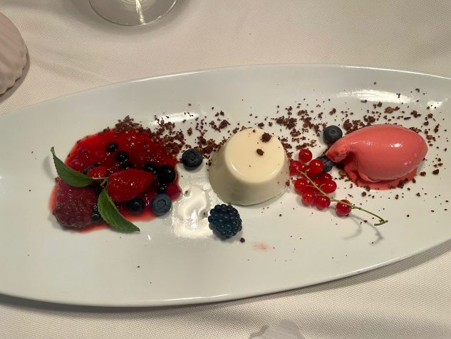 Tonkabohnen Panna Cotta mit Beerenragout und Himbeersorbet