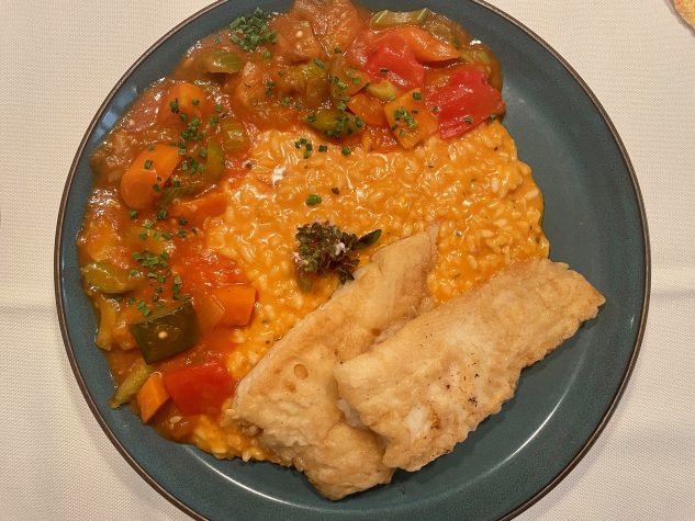 Gebratenes Filet vom Heilbutt mit Tomatenrisotto und Sommer-Gemüse