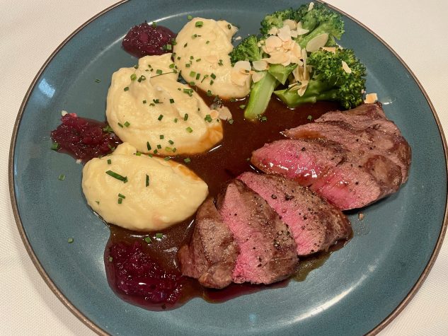 Rosa gebratener Steigerwälder Rehrücken mit Selleriepüree, Spätzle und Mandelbrokkoli