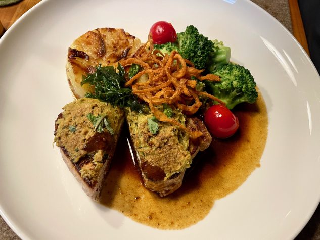 Gebratenes Rückensteak vom Strohschwein I Senf-Zwiebel-Kruste I Rosmarinsoße I Brokkoli I Kartoffelgratin