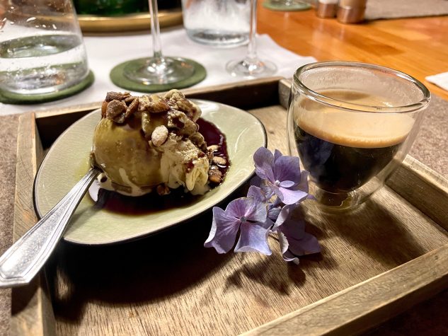 „Müllers Kaffeeklatsch“ / Bourbon-Vanilleeis / Kürbiskernöl / karamellisierte Kürbiskerne / Espresso